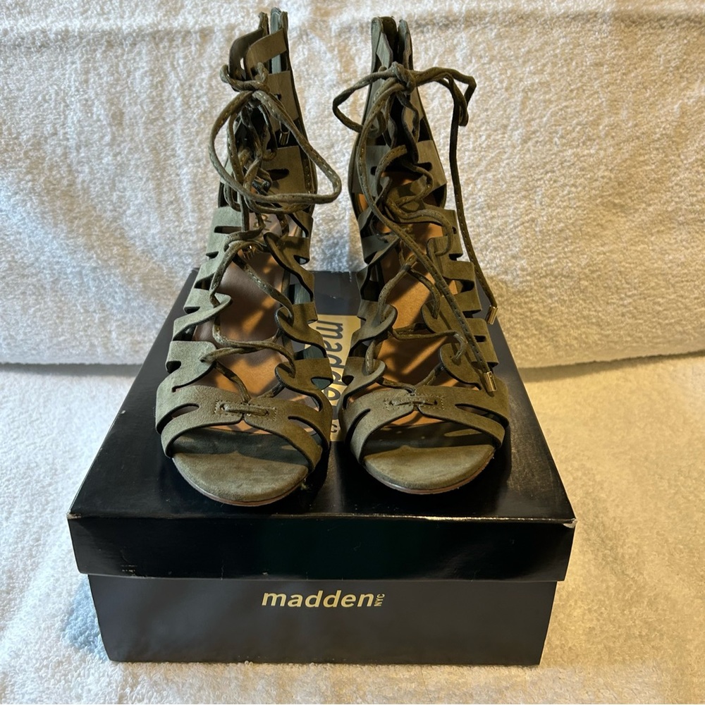 Madden NYC, New Square Heel Sandal Bootie, Rear Zip, front ties, Green Size 9.5